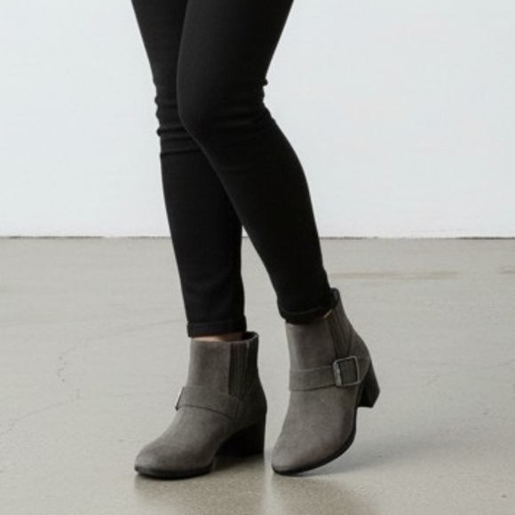 Aquatalia Foster Gray Suede Buckle Heeled Ankle Booties Women's Size 7.5 - Picture 2 of 16